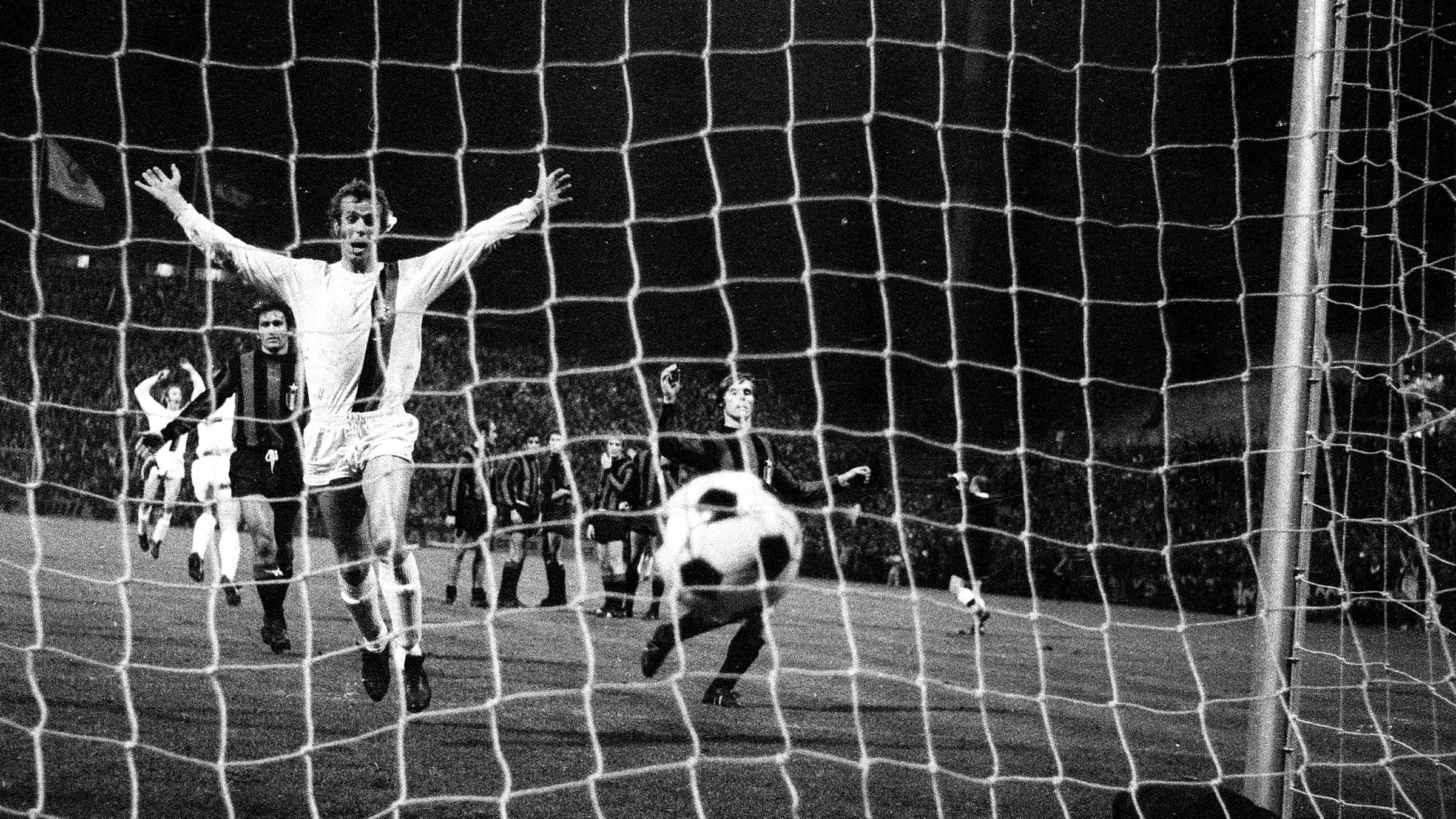 Archiv: Günter Netzer schießt das 4:1. 