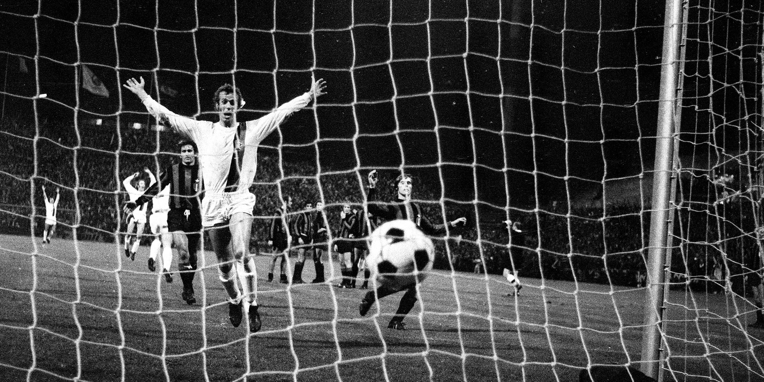 Archiv: Günter Netzer schießt das 4:1. 