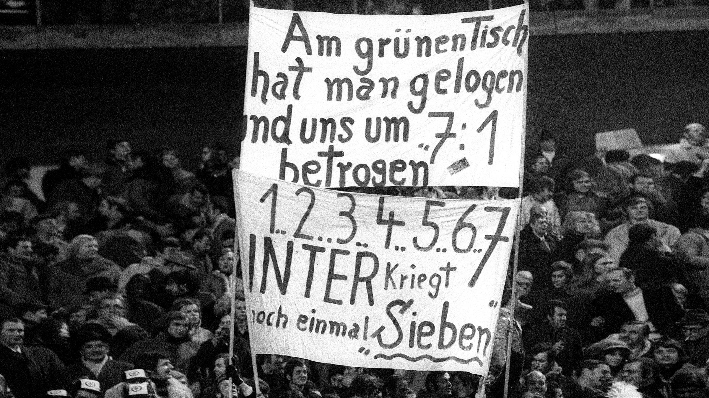 Archiv: Fanplakate mit Protest gegen die Entscheidung, das Spiel zu wiederholen.