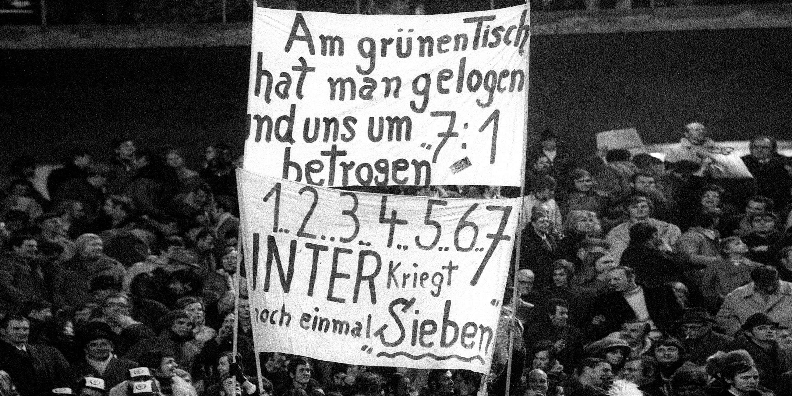 Archiv: Fanplakate mit Protest gegen die Entscheidung, das Spiel zu wiederholen.