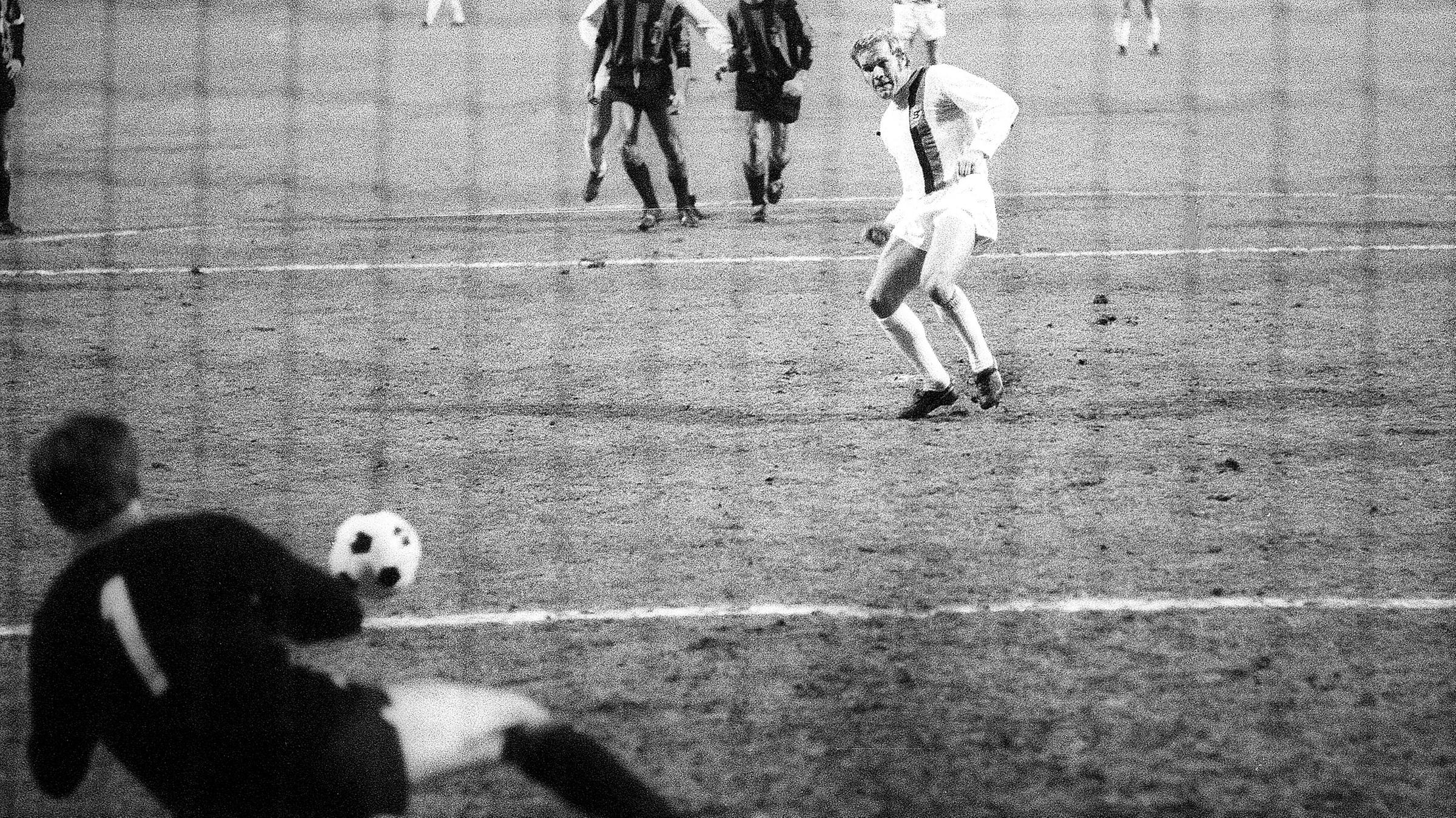 Archiv: Klaus Dieter Sieloff scheitert mit seinem Elfmeter.