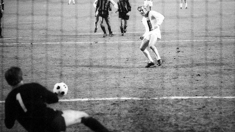 Archiv: Klaus Dieter Sieloff scheitert mit seinem Elfmeter.