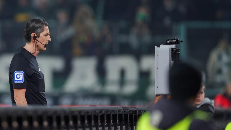 Deniz Aytekin in Mönchengladbach am 08.11.25