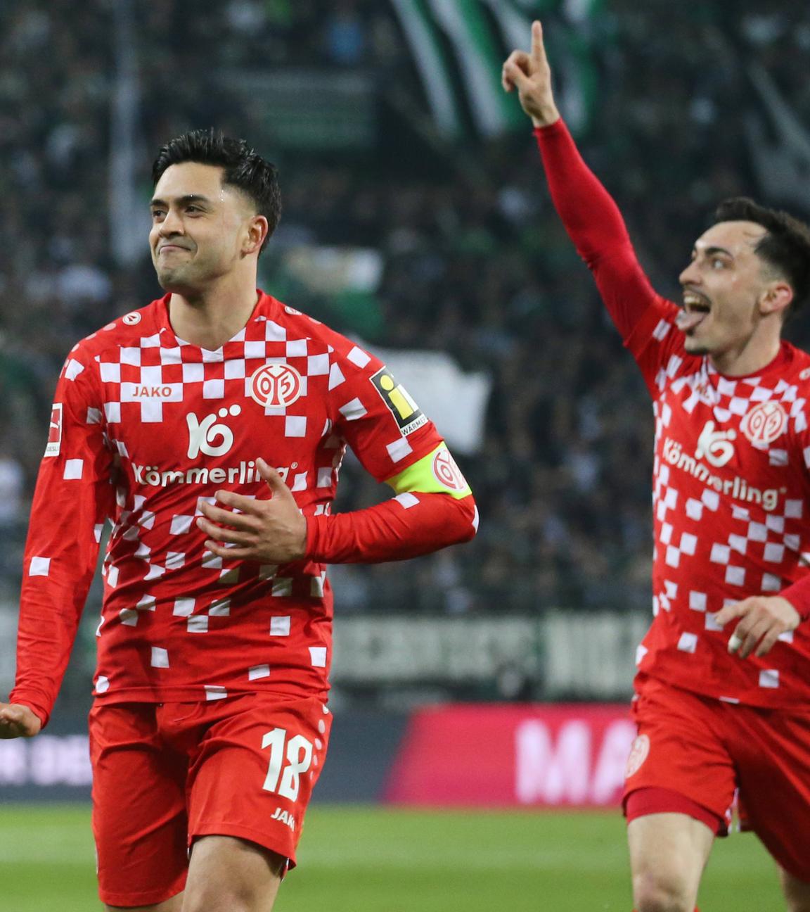 Nadiem Amiri (1. FSV Mainz 05 / 2. von links) jubelt nach seinem Tor zum 3:1