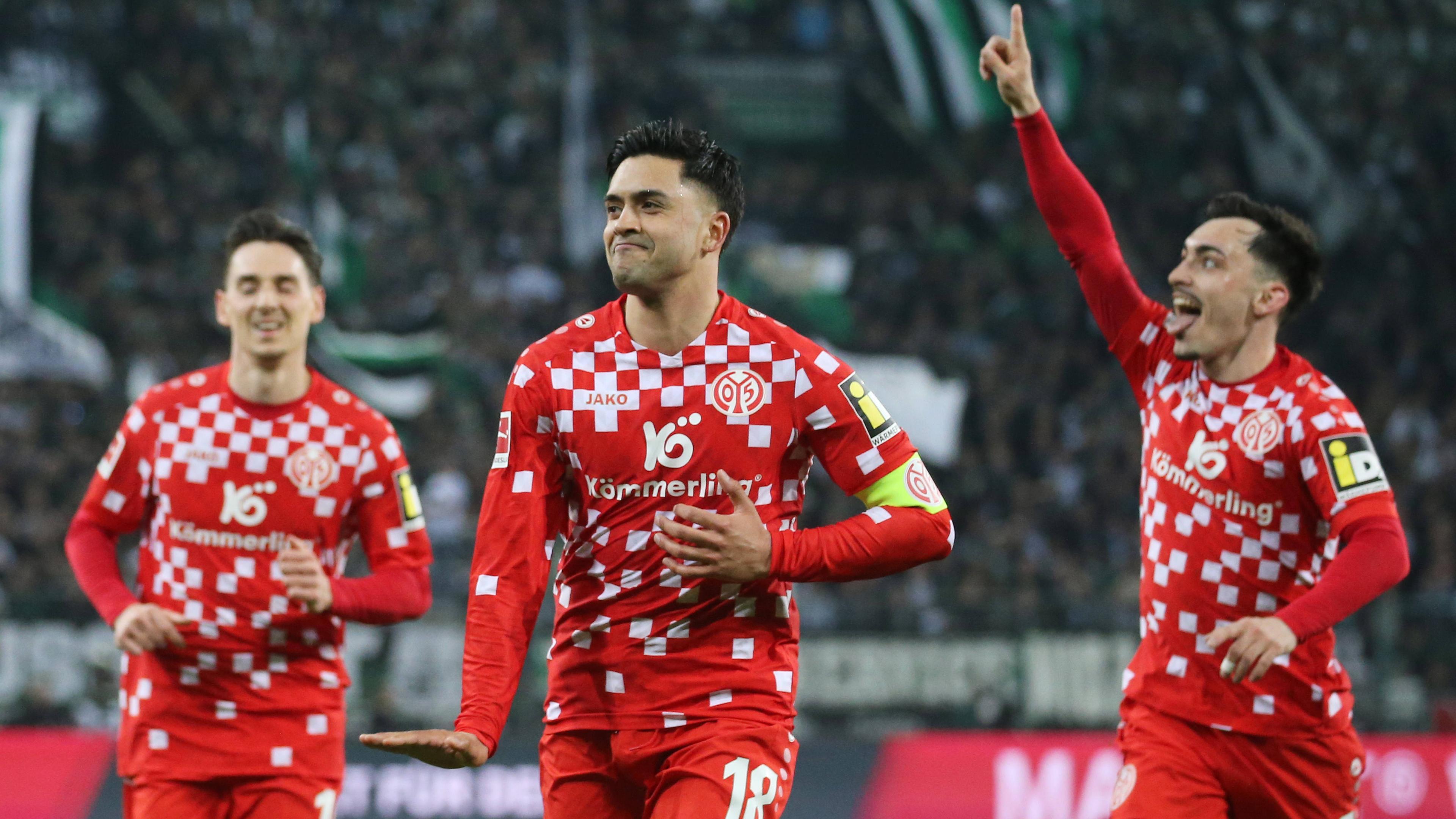 Nadiem Amiri (1. FSV Mainz 05 / 2. von links) jubelt nach seinem Tor zum 3:1