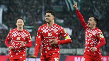 Nadiem Amiri (1. FSV Mainz 05 / 2. von links) jubelt nach seinem Tor zum 3:1