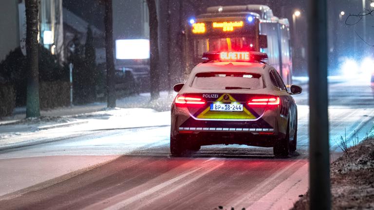 Ein Streifenwagen der Polizei Oldenburg warnt am 23.01.2026 auf den Straßen der Stadt vor Glätte.