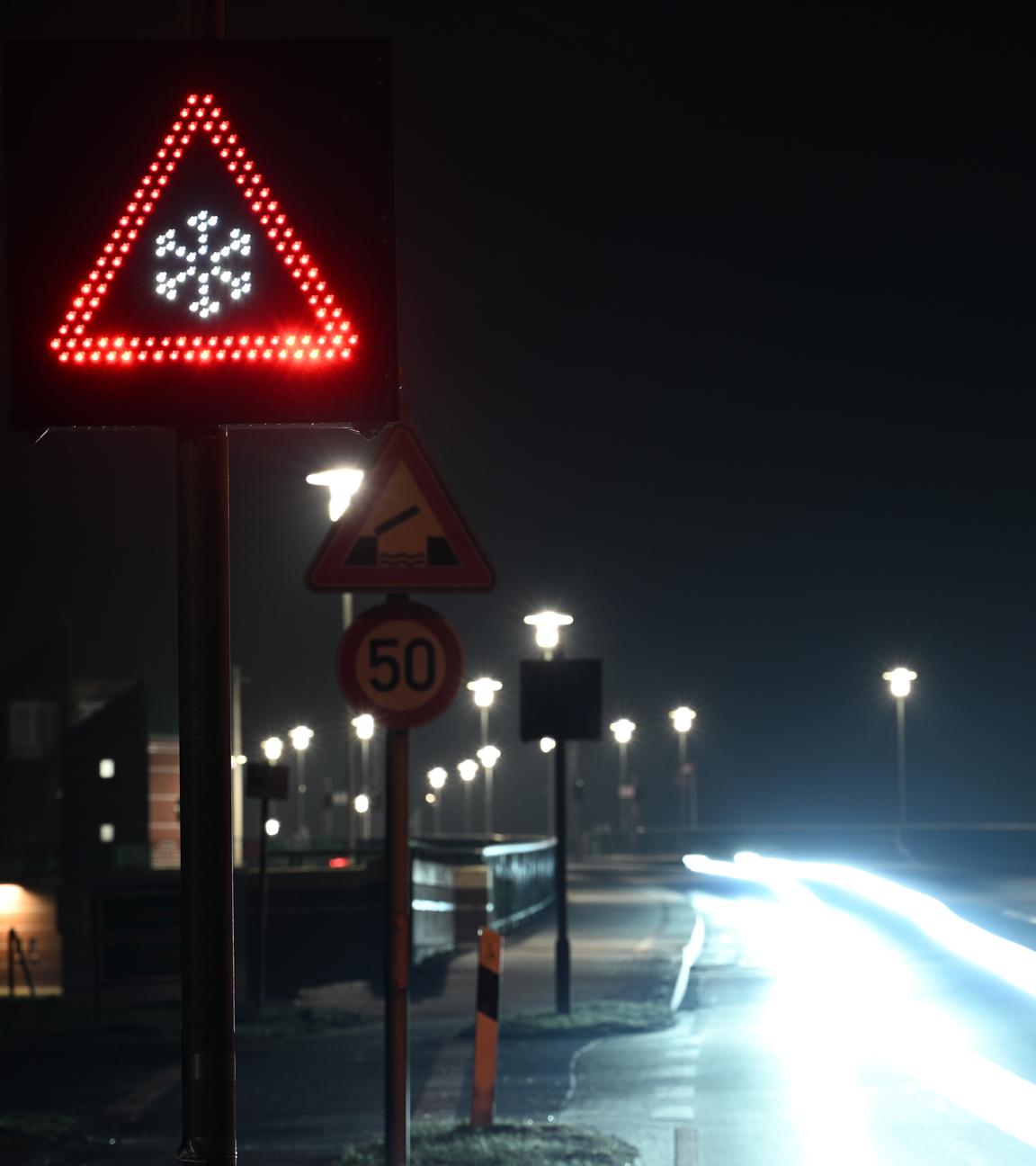 Niedersachsen: Ein Wechselverkehrszeichen zeigt das Symbol für Glätte in Leer an am 24.01.2026.