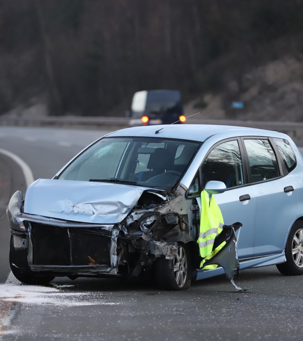 Nordrhein-Westfalen, Remscheid: Ein durch einen Glätteunfall beschädigtes Fahrzeug steht auf der Fahrbahn