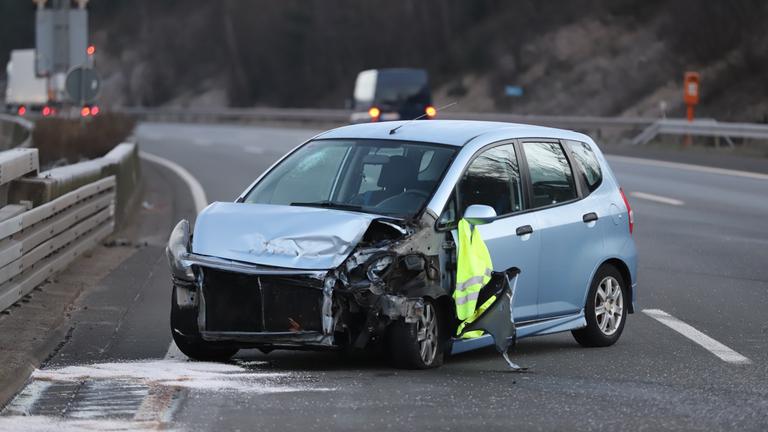 Nordrhein-Westfalen, Remscheid: Ein durch einen Glätteunfall beschädigtes Fahrzeug steht auf der Fahrbahn