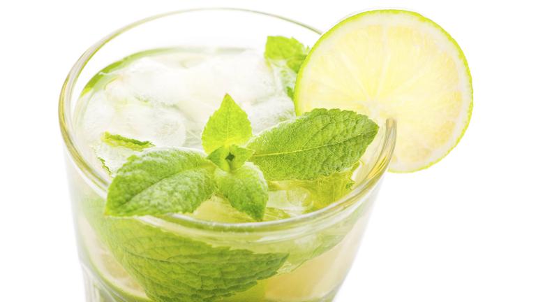 Ein Virgin Mojito, ein Mocktail, ein alkoholfreier Cocktail in Nahaufnahme von oben.