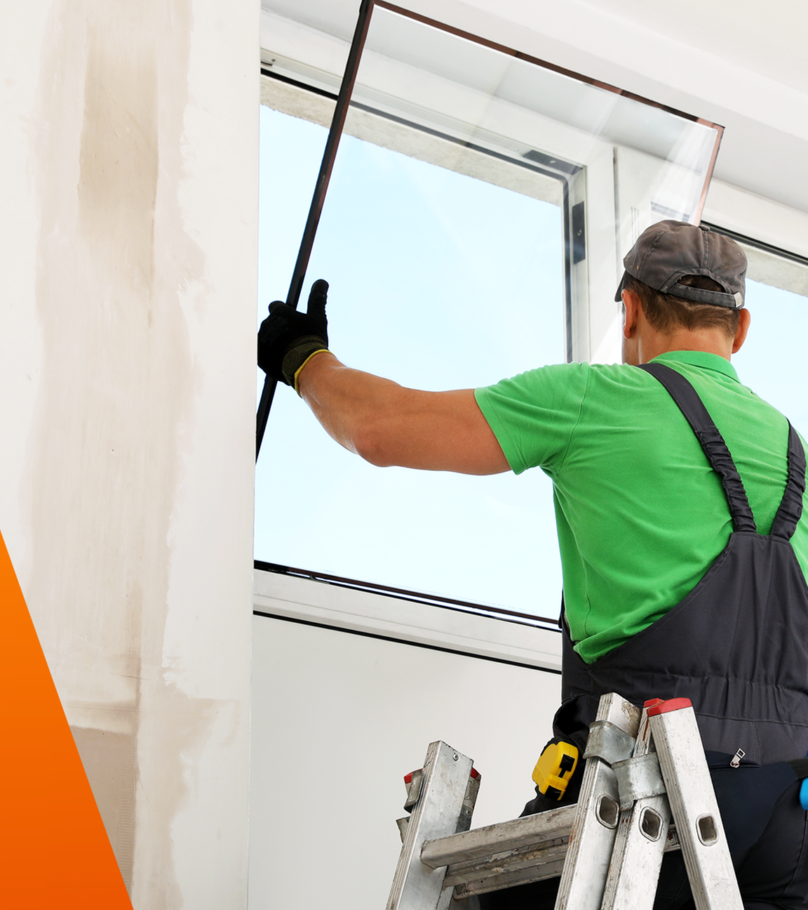Mann baut neues Fenster in einer Wohnung ein 