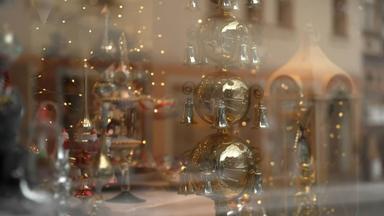 Menschen arbeiten mit Glas