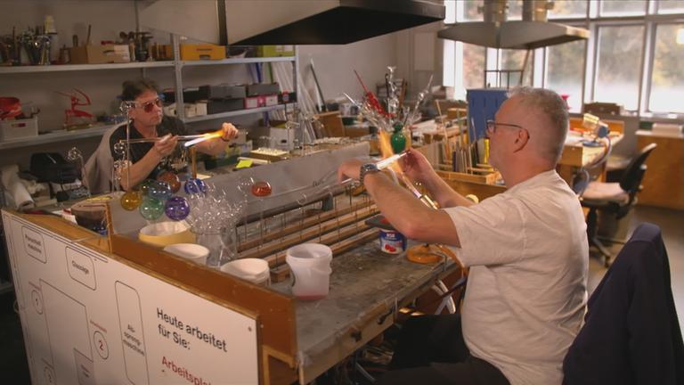Menschen arbeiten mit Glas