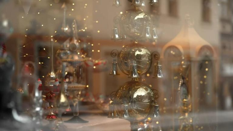 Menschen arbeiten mit Glas