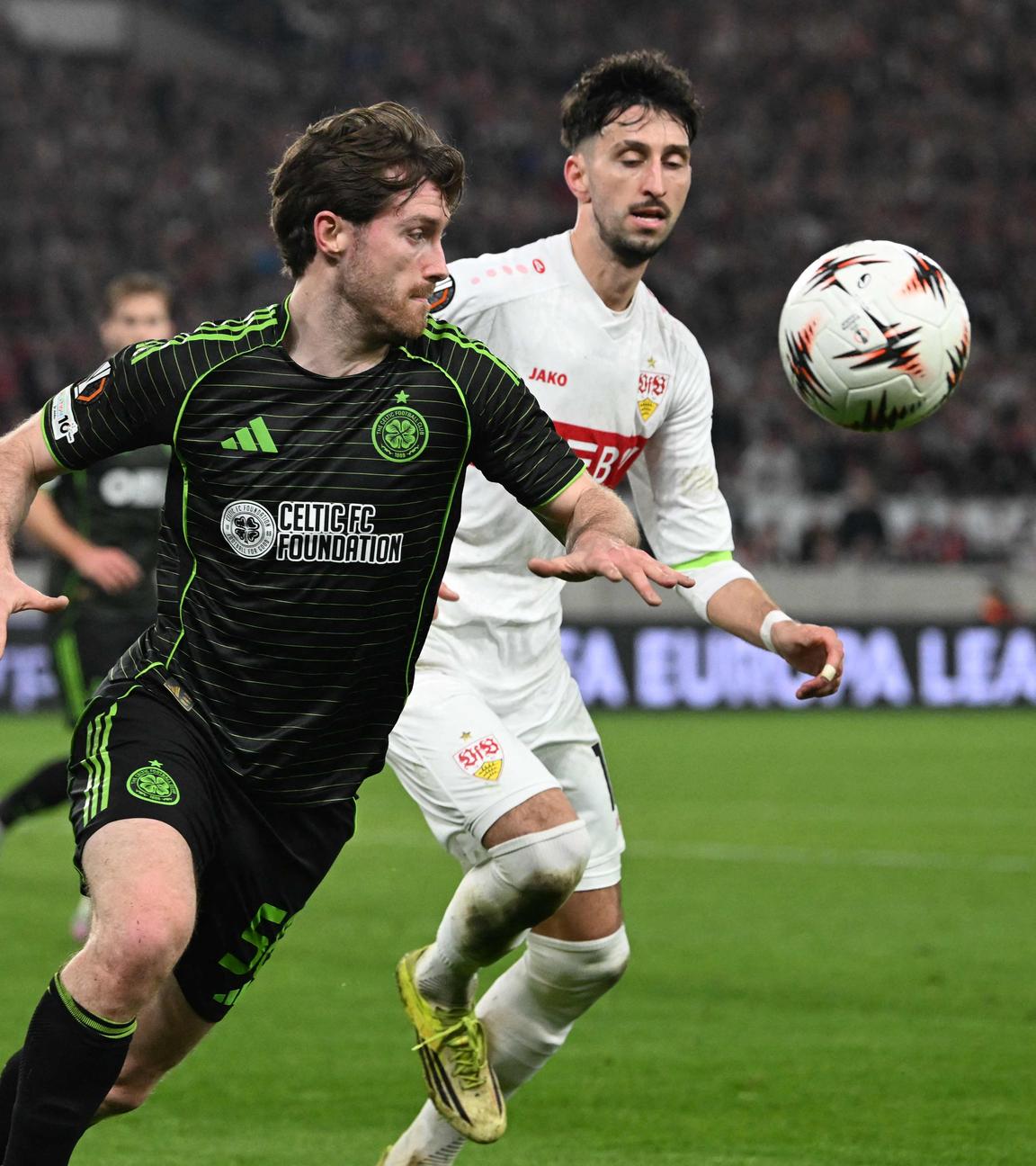 Stuttgarts Atakan Karazor (r.) im Duell mit Celtics Anthony Ralston