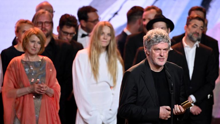 Das Team vom Film "Sterben" um Regisseur Matthias Glasner (vorn) freut sich bei der Verleihung des Deutschen Filmpreises über die Lola in Gold.