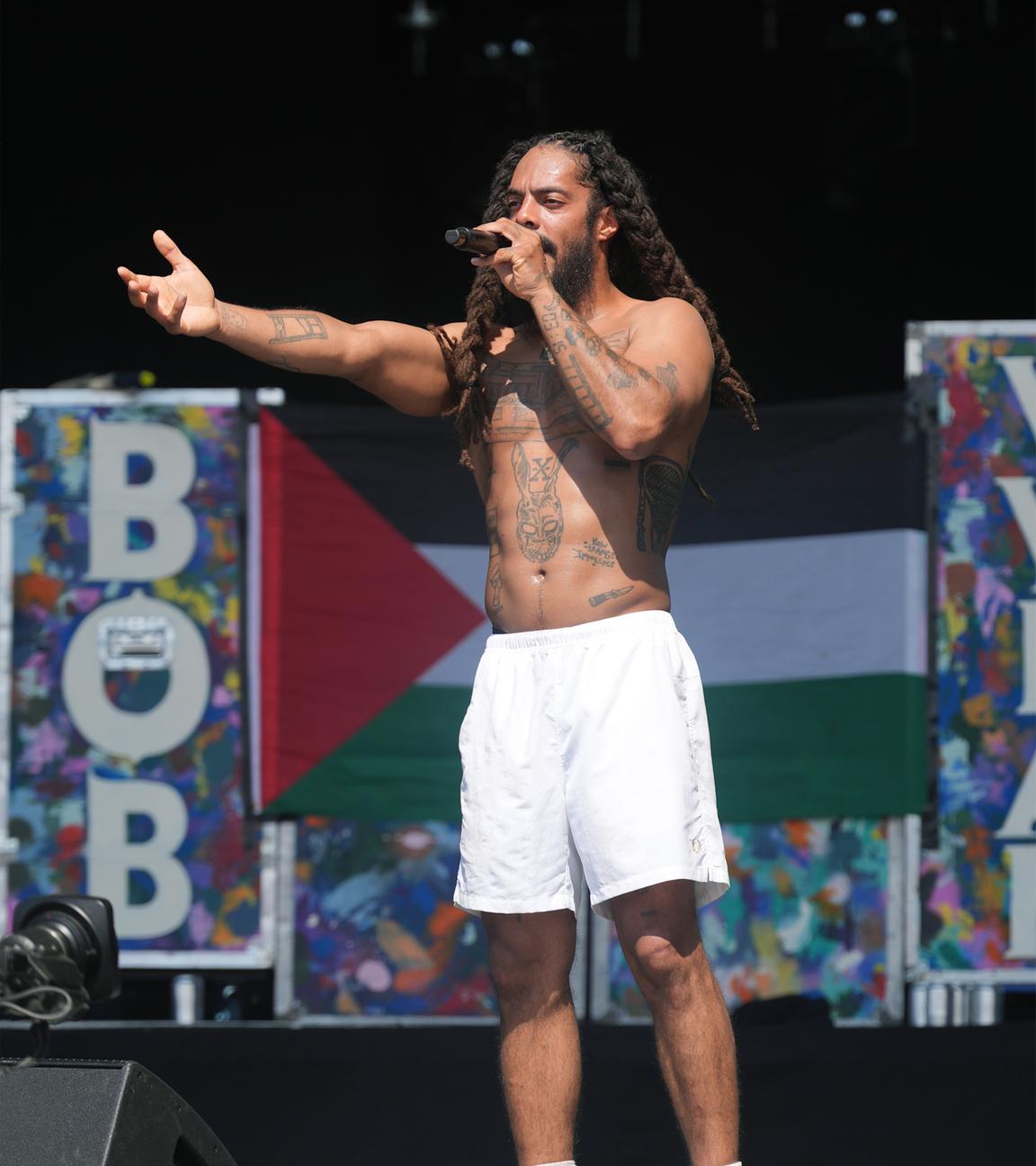 Großbritannien, Glastonbury: Bob Vylan bei seinem Auftritt auf der West Holts Stage während des Glastonbury Festivals auf der Worthy Farm in Somerset.