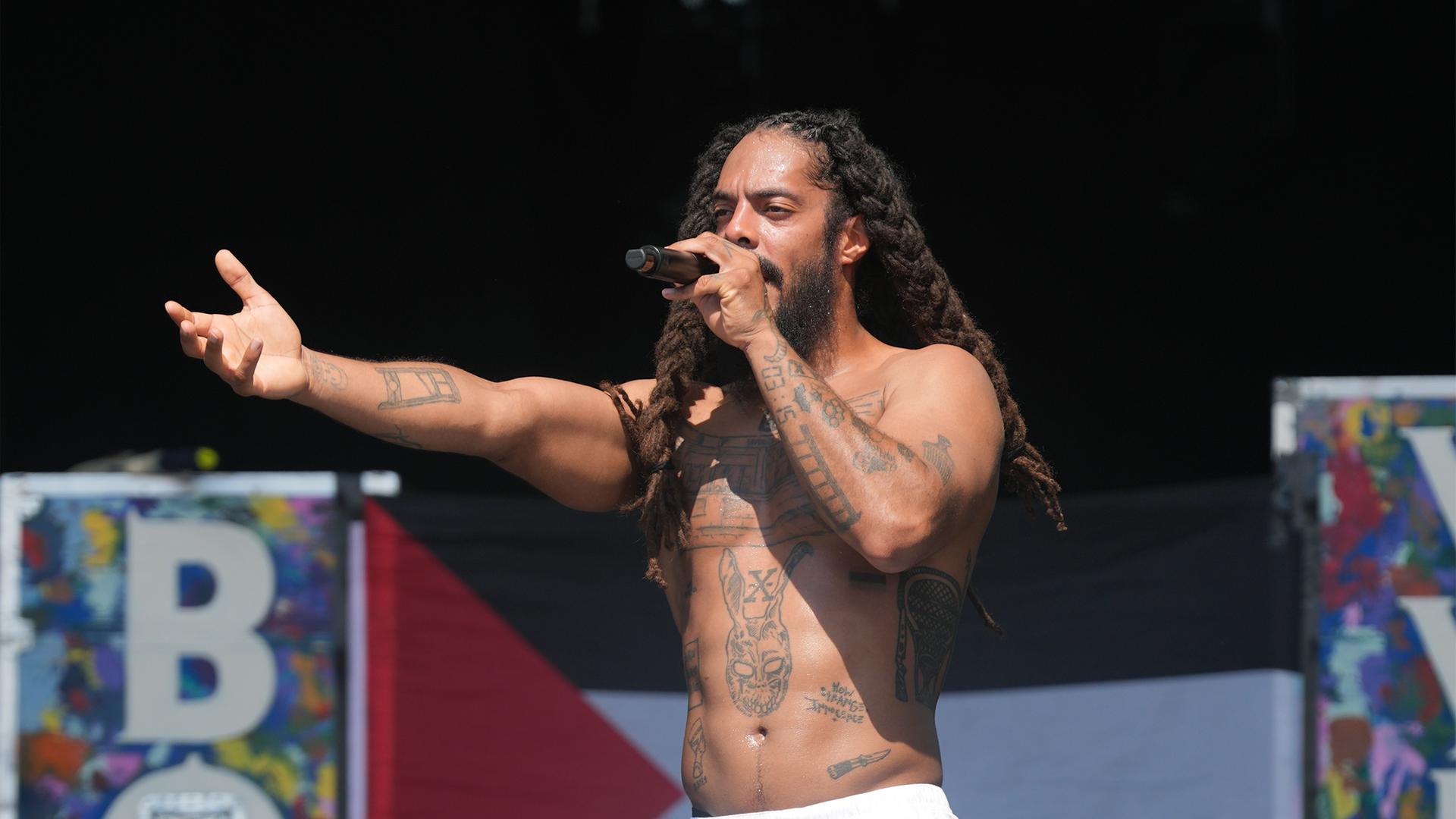 Großbritannien, Glastonbury: Bob Vylan bei seinem Auftritt auf der West Holts Stage während des Glastonbury Festivals auf der Worthy Farm in Somerset.