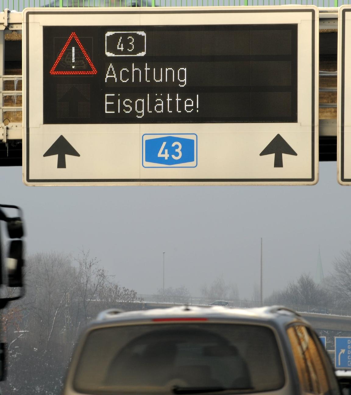 eine digitalanzeige weist die autofahrer am donnerstag (08.01.2009) auf der a43 bei herne auf die gefahr von eisglaette hin. 