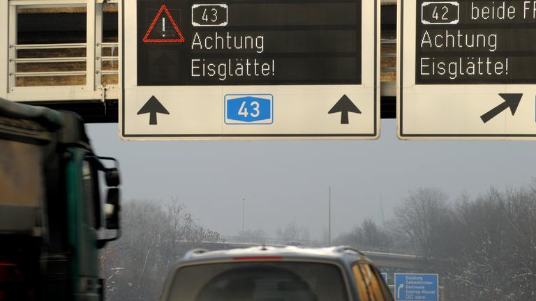 eine digitalanzeige weist die autofahrer am donnerstag (08.01.2009) auf der a43 bei herne auf die gefahr von eisglaette hin. 