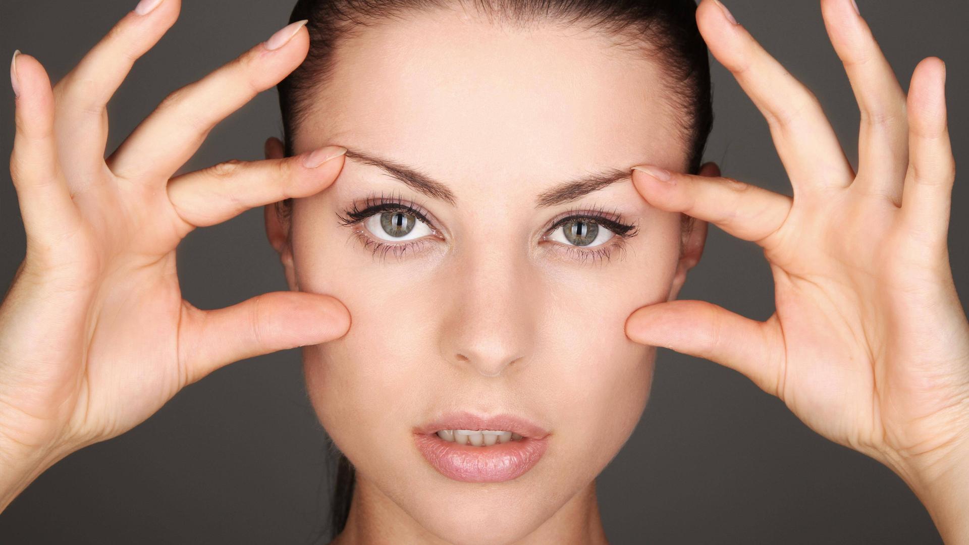 Eine Frau mit glatter Gesichtshaut