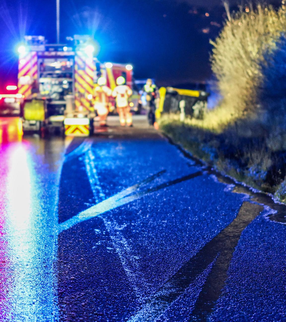 Fahrspuren sind auf der vereisten Fahrbahn der Autobahn 44 zu erkennen.