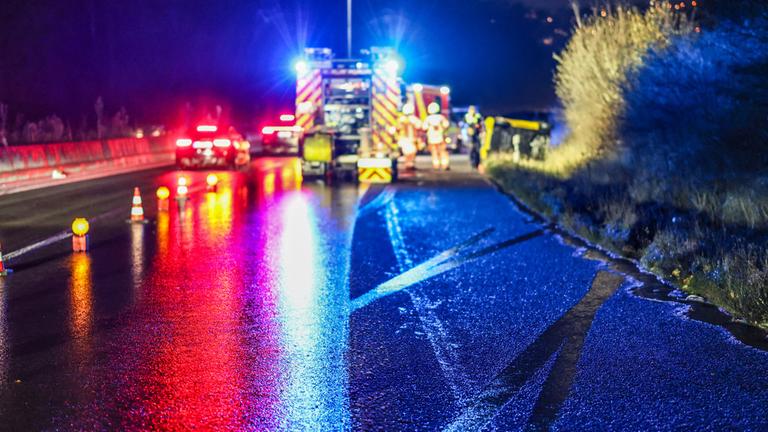 Fahrspuren sind auf der vereisten Fahrbahn der Autobahn 44 zu erkennen.