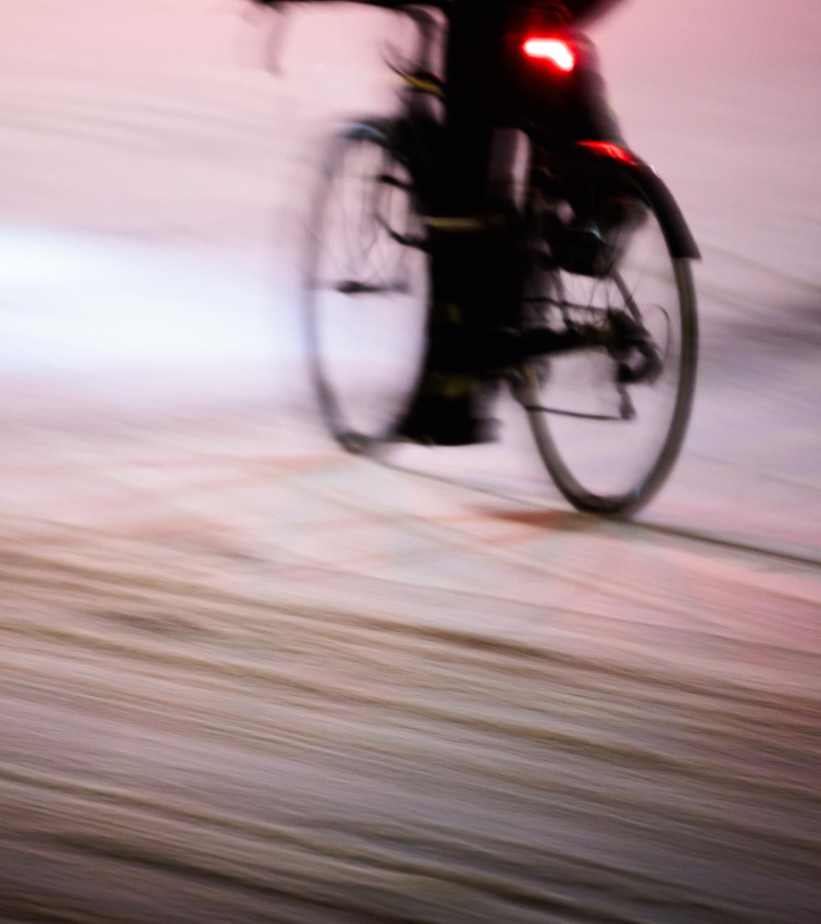  Ein Fahrradfahrer fährt auf einer stark verschneiten Hauptverkehrsstraße in Berlin