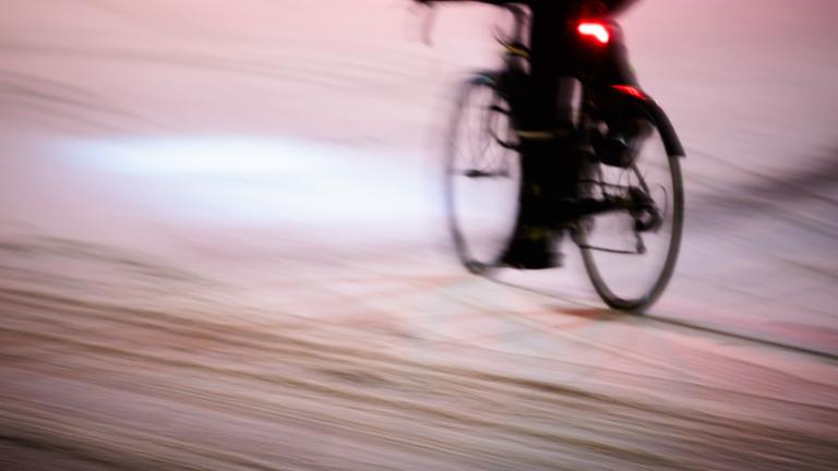  Ein Fahrradfahrer fährt auf einer stark verschneiten Hauptverkehrsstraße in Berlin