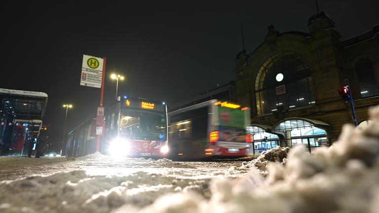 Busse im Winterwetter.