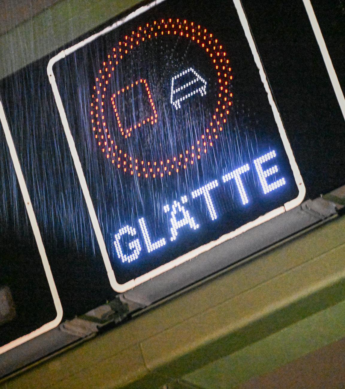 "Glätte" steht auf einem Schild in der Nähe des Flughafens München. 