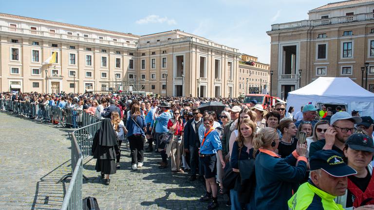 Schlangen von Touristen und Pilgern auf dem Petersplatz.