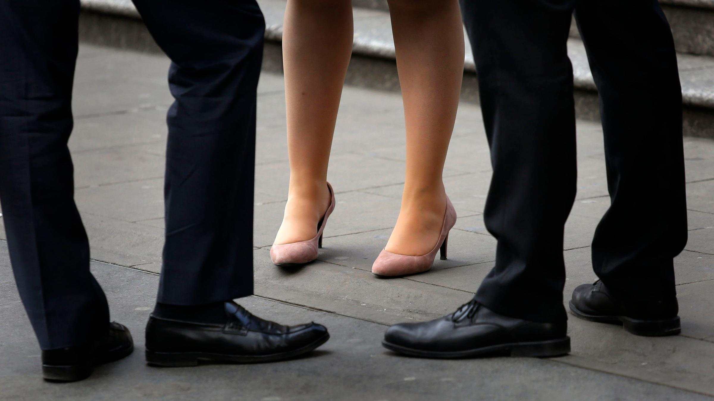 Eine Frau und zwei Männer