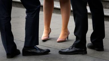 Eine Frau und zwei Männer