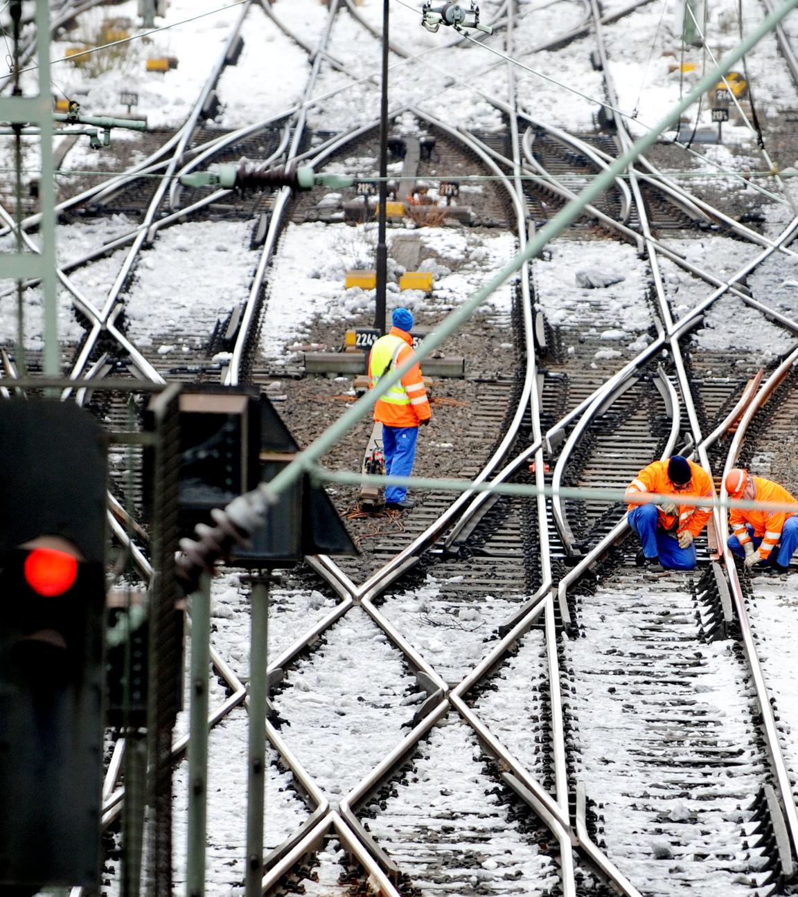 Bahnmitarbeiter arbeiten in Hamburg an einer Weiche, Archivbild