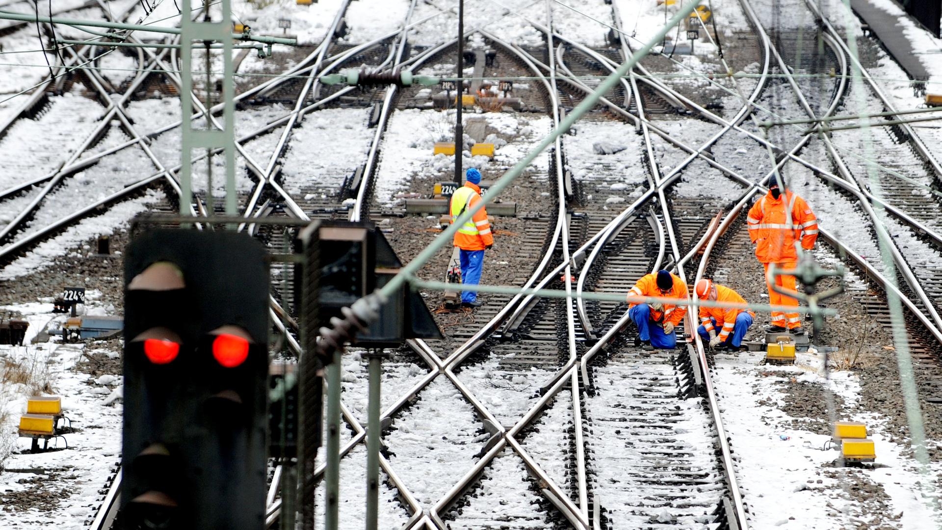 Bahnmitarbeiter arbeiten in Hamburg an einer Weiche, Archivbild