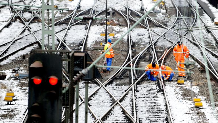 Bahnmitarbeiter arbeiten in Hamburg an einer Weiche, Archivbild