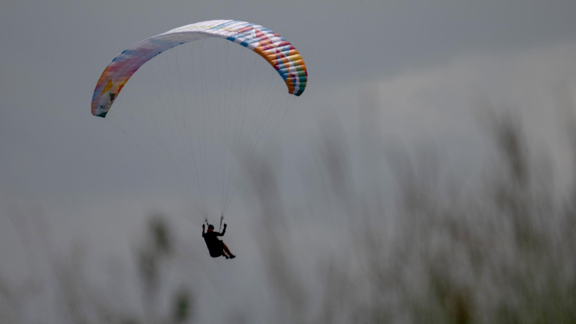 Ein Gleitschirmflieger 