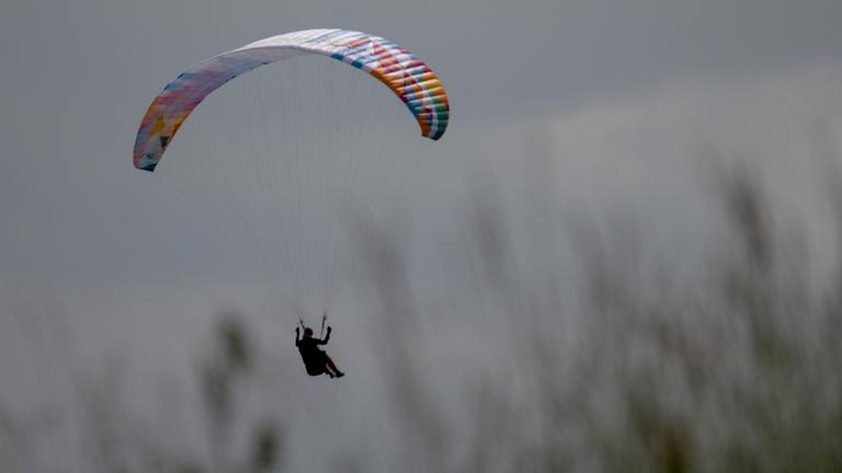 Ein Gleitschirmflieger 