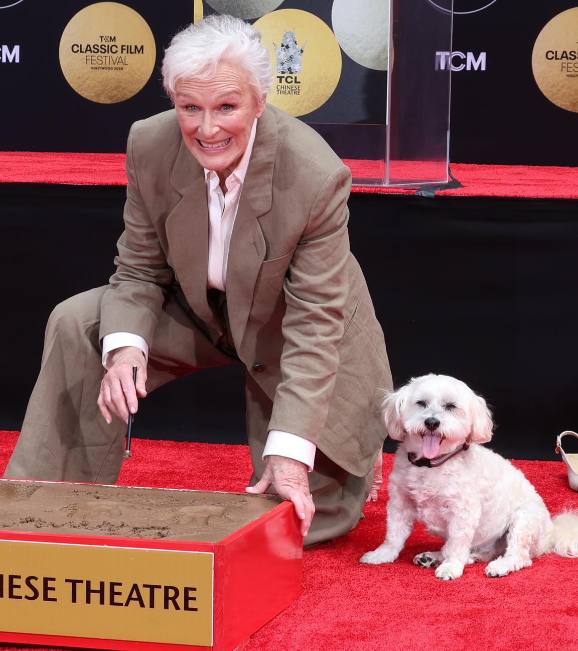 Glenn Close mit Hündchen in Zement verewigt 