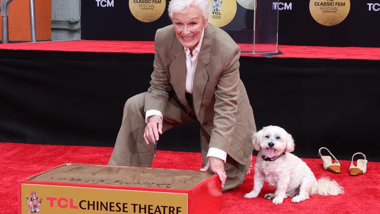 Glenn Close mit Hündchen in Zement verewigt 