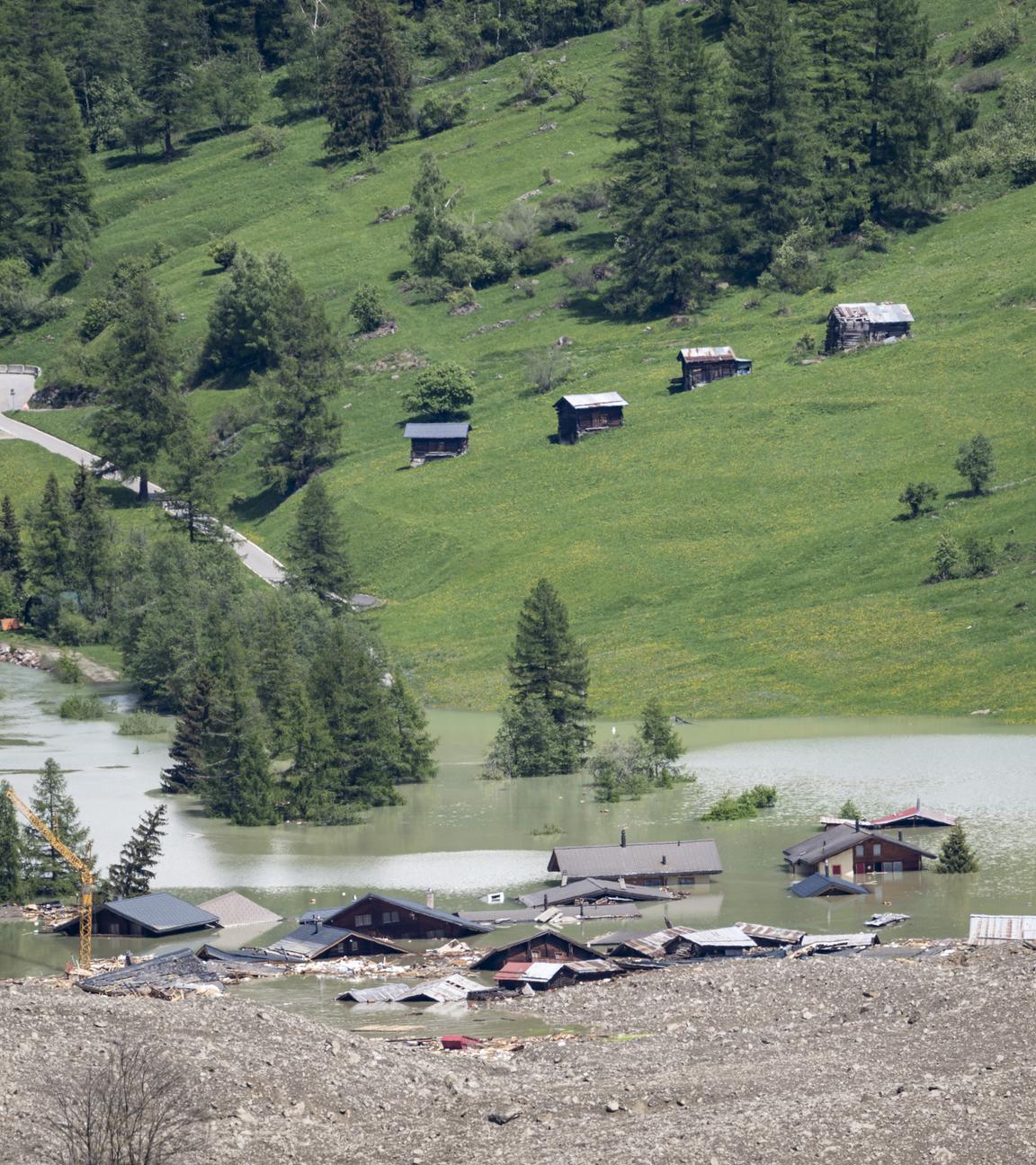 Ein See bildet sich, einen Tag nachdem eine massive Lawine, die durch den Abbruch des Birchgletschers ausgelöst wurde, ins Tal abgegangen ist.