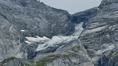 Schweiz, Kandersteg: Gletscher auf dem Gipfel des Blüemlisalphorns, aufgenommen in der Nähe von Kandersteg.