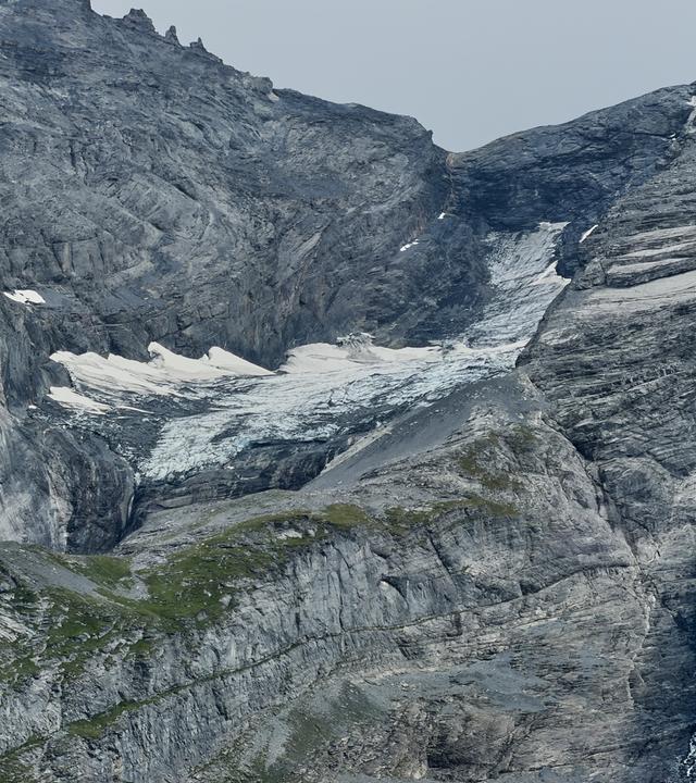 Schweiz, Kandersteg: Gletscher auf dem Gipfel des Blüemlisalphorns, aufgenommen in der Nähe von Kandersteg.