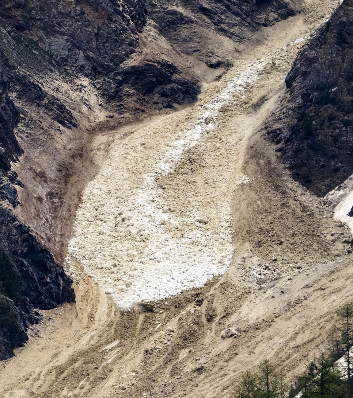 Mehrere Lawinen mit Gletscher-, Schnee- und Nebeltrümmern gingen vom Birchgletscher im Lötschental ab, erreichten aber nicht das Dorf Blatten.