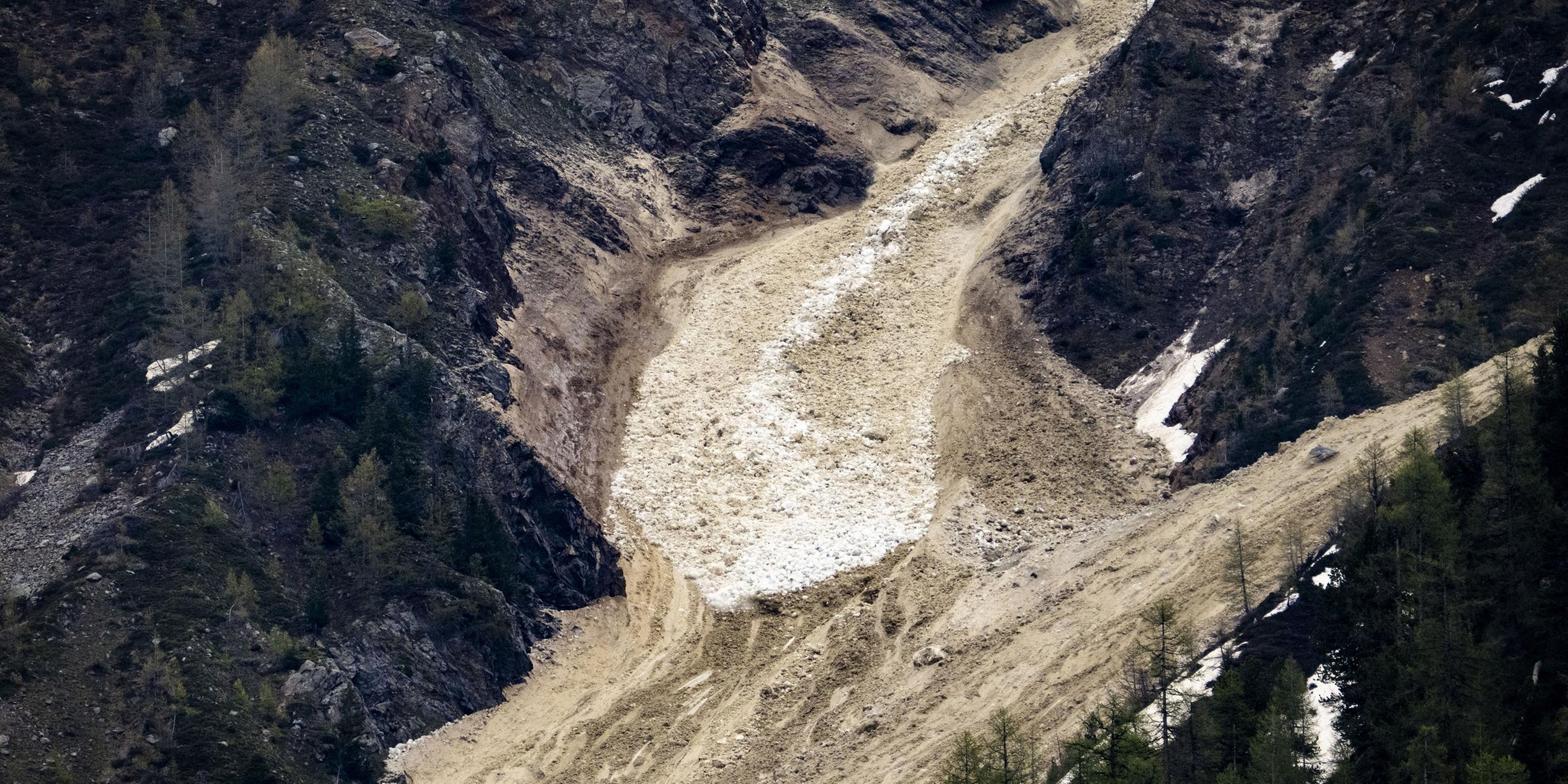 Mehrere Lawinen mit Gletscher-, Schnee- und Nebeltrümmern gingen vom Birchgletscher im Lötschental ab, erreichten aber nicht das Dorf Blatten.