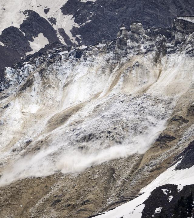 Mehrere Lawinen mit Gletscher-, Schnee- und Nebeltrümmern gingen vom Birchgletscher im Lötschental ab, erreichten aber nicht das Dorf Blatten.