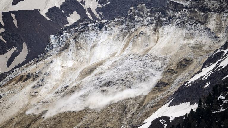 Mehrere Lawinen mit Gletscher-, Schnee- und Nebeltrümmern gingen vom Birchgletscher im Lötschental ab, erreichten aber nicht das Dorf Blatten.