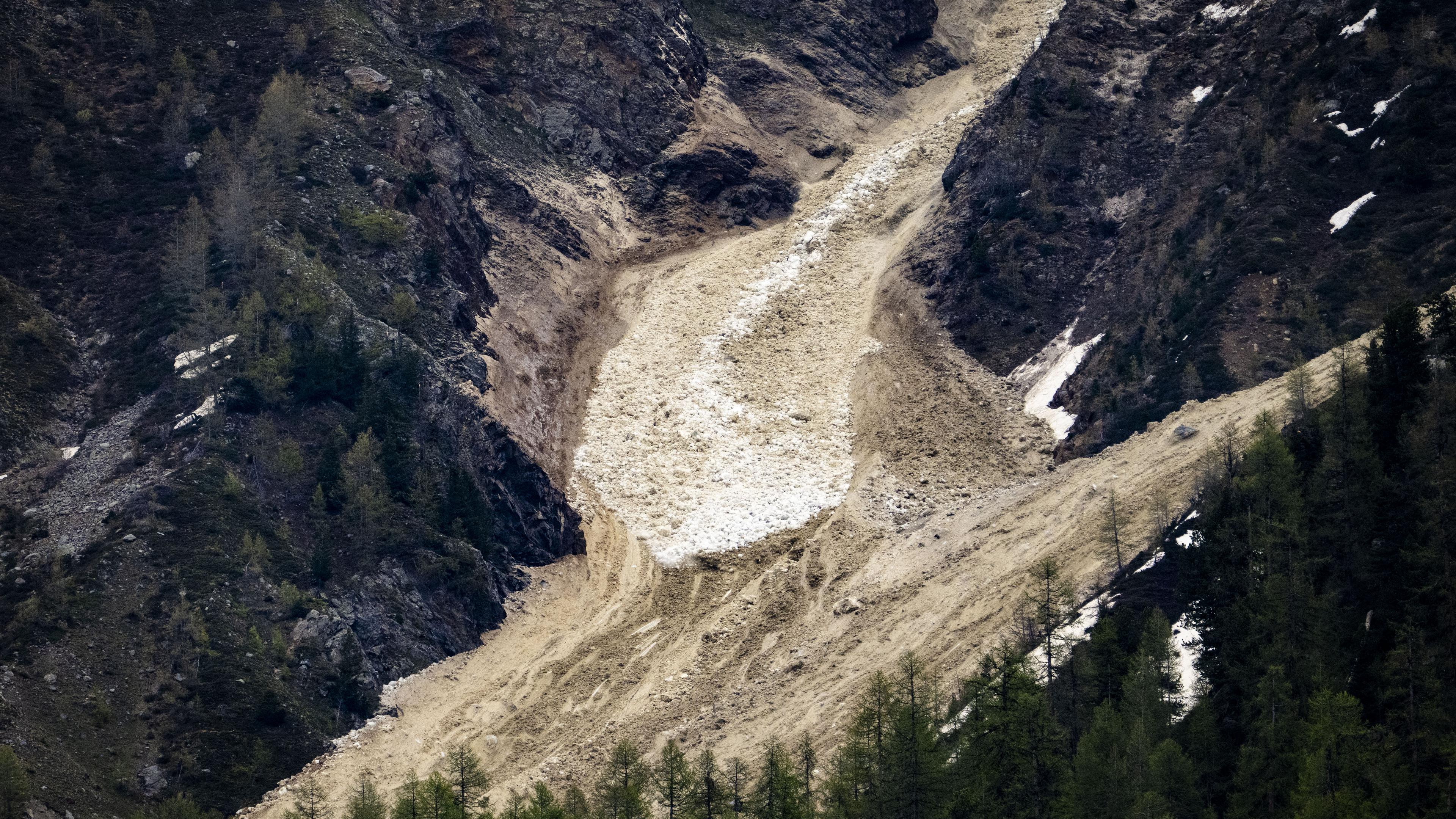 Mehrere Lawinen mit Gletscher-, Schnee- und Nebeltrümmern gingen vom Birchgletscher im Lötschental ab.